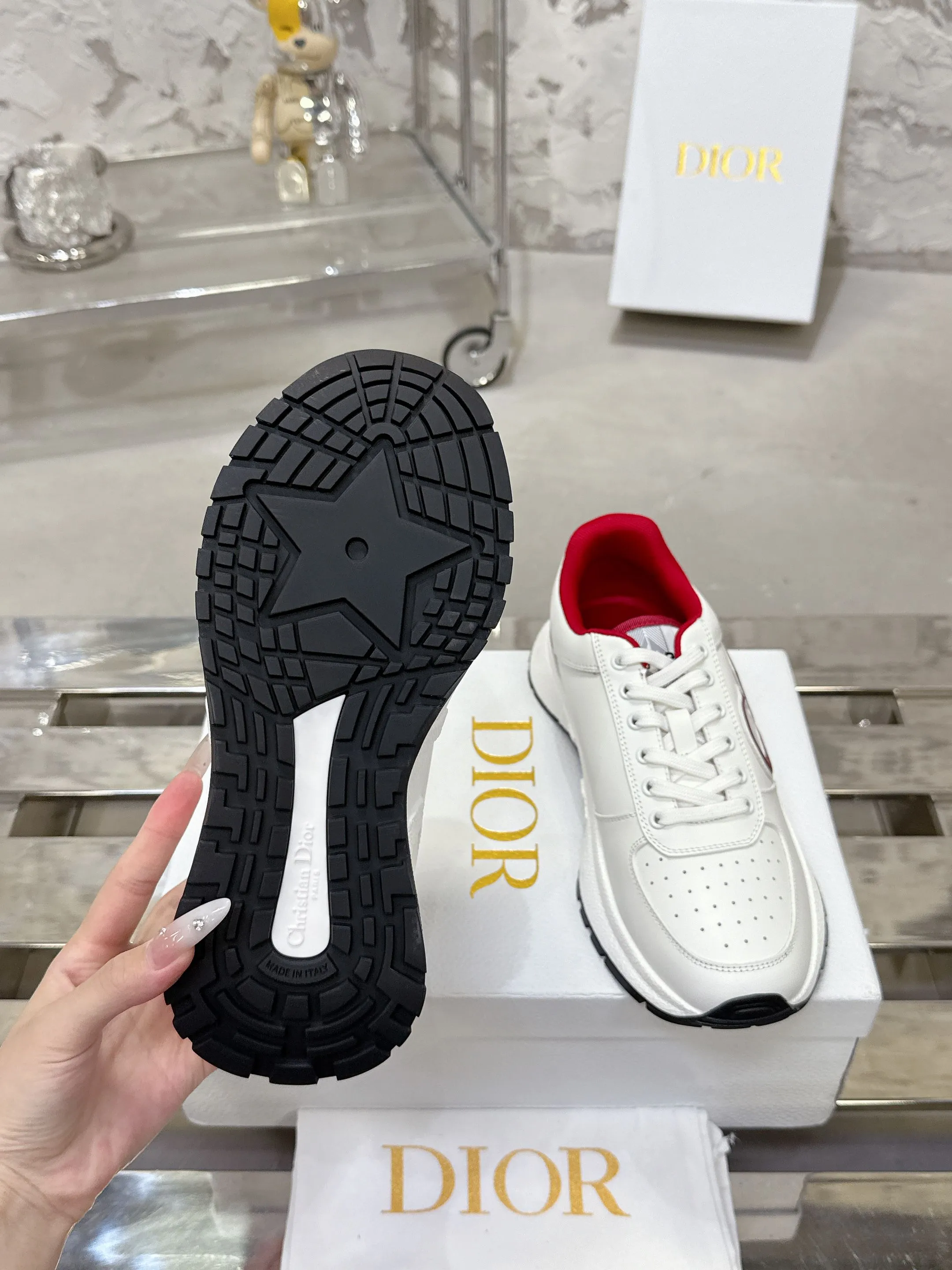 [Dior Dior] P: 660💰Couple model Size: Female: 35-40 (41 customized), male 39-44. (45 customized) 2025 Dior Dior autumn and winter new couple model, thick-soled casual sports shoes, original purchase and development, reinterpret sports style with elegant and fashionable shape. The upper is crafted from white mesh fabric and features the Christian Dior Paris signature on the laces and heel. The exquisite two-color sole is light and soft, which can add a high-end temperament to all kinds of casual looks. The delivery counter is exquisitely packaged🛍📦 ▪️Material: Original custom imported first-layer cowhide ▪️Inner lining: Imported soft sheepskin lining ▪️Sole: Original open-molded anti-slip rubber material ▪️Sole thickness: 4CM